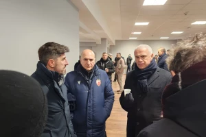 Paunović gleda Čuku i Zvezdu, na poluvremenu u društvu čelnika crveno-belih